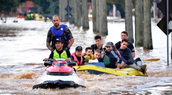 enchentes no Rio Grande do Sul Enchentes no Rio Grande do Sul - Equipes usam botes e jet ski para transportar moradores que foram atingidos pelas inundações | Donaldo Hadlich/Código 19/Estadão Conteúdo