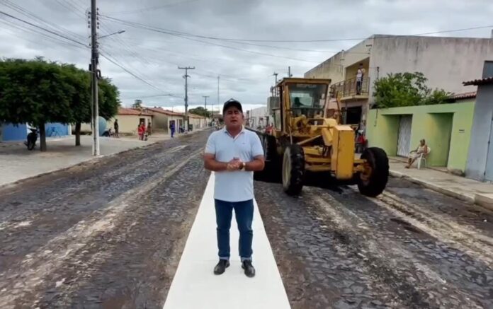 Eudes Agripino acompanha obra de pavimentação asfáltica em Fronteiras