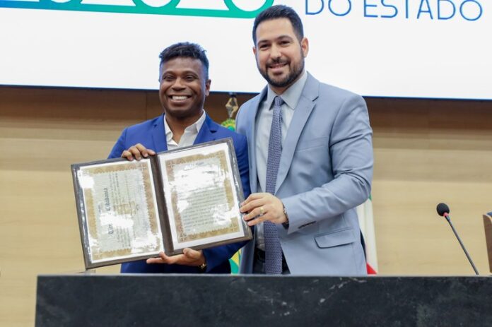 Ex-jogador Edilson Capetinha recebe título de Cidadão Piauiense na Alepi