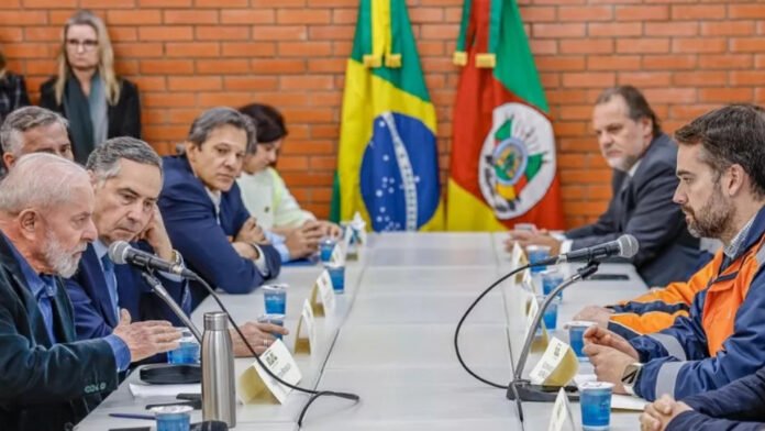 Governo anuncia PIX de R$ 5 mil para famílias vítimas da chuva no RS