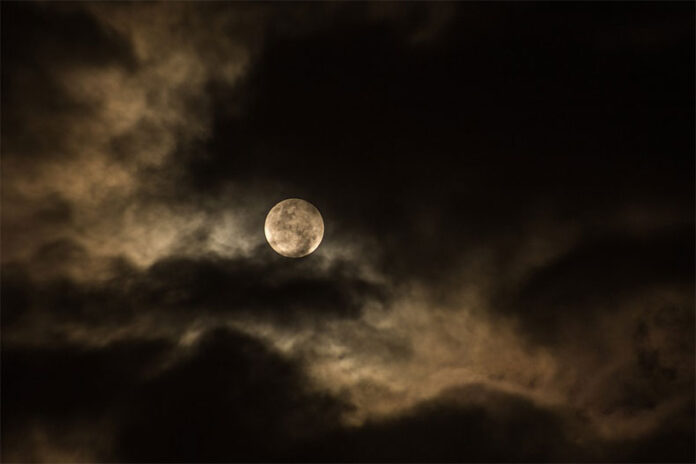 Lua - Foto da lua nublada Imagem ilustrativa: Foto: Pixabay / reprodução gratuita