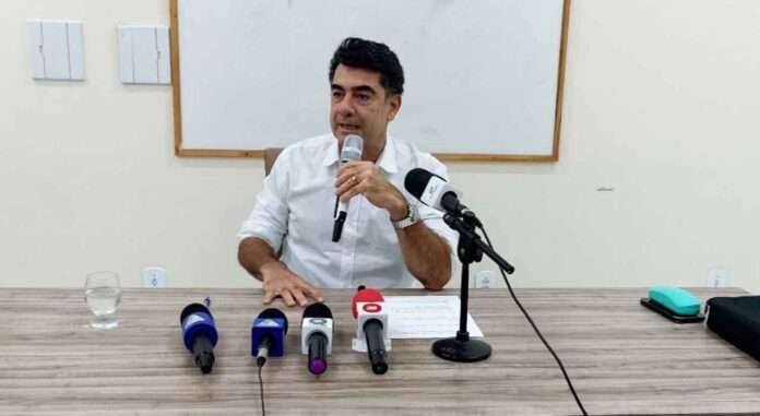 Prefeito de Araripina desabafa em coletiva e relata rompimento com vice-prefeito