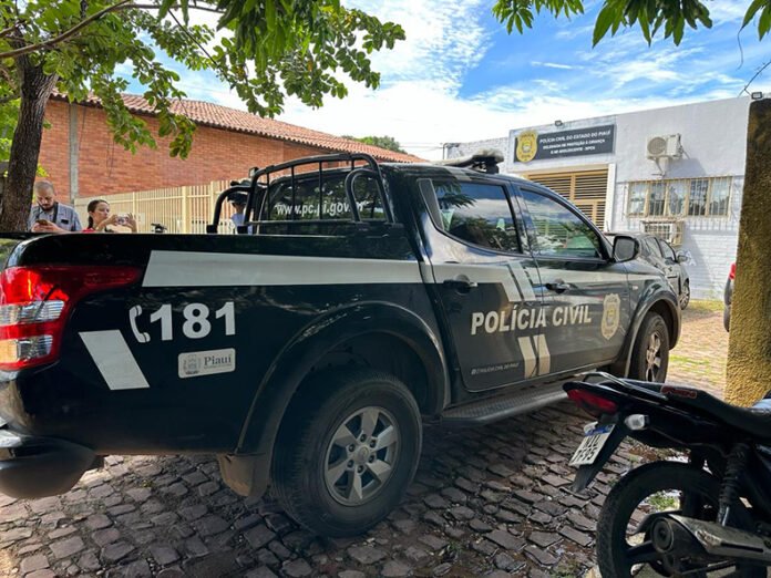 Viatura da Polícia Civil em Frente a Delegacia