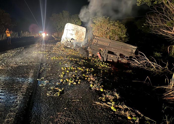Caminhão que transportava frutas pega fogo na BR 316 Caminhão que transportava frutas pega fogo na BR 316