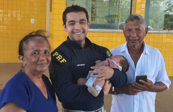 Recém-nascido com asfixia por engasgo é salvo por agentes da PRF no Piauí