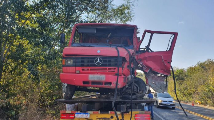 Caminhoneiros ficam feridos após colisão no Piauí; um recusou atendimento e não foi localizado pela PRF