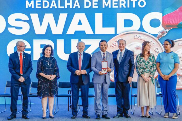 Deputado Dr. Francisco recebe Medalha Oswaldo Cruz pela atuação na saúde