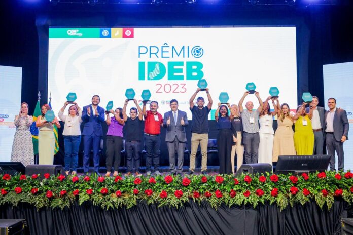 Governo premia alunos, professores e servidores das 50 melhores escolas públicas do Piauí