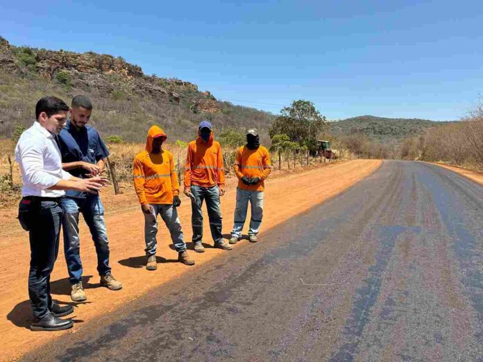 Leonardo Sobral vistoria obras da rodovia que liga Sussuapara a São José do Piauí