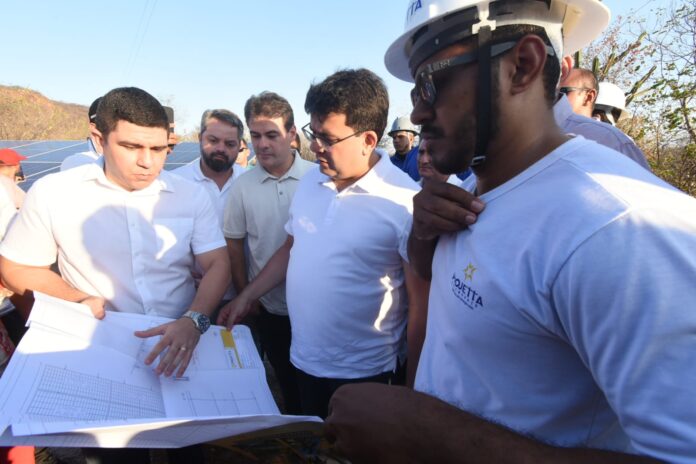 Rafael Fonteles visita obra de ampliação do sistema de abastecimento de água em Paquetá