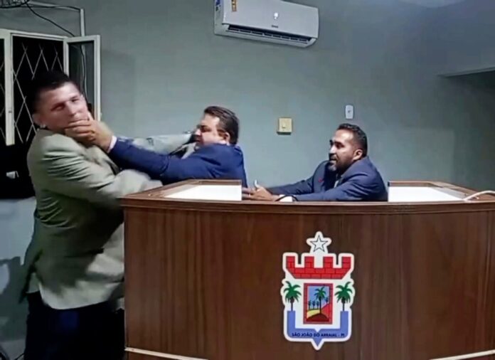 Vereadores trocam socos durante sessão ao vivo no Piauí; veja vídeo Briga entre vereadores em São João do Arraial