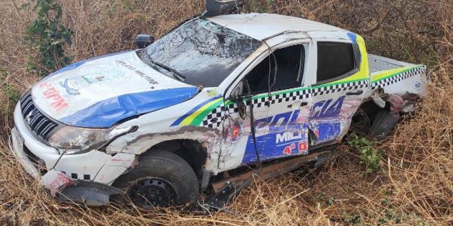 Policial é arremessado para fora da viatura em colisão com D20 em Santana do Piauí Policial é arremessado para fora da viatura em colisão com D20 em Santana do Piauí
