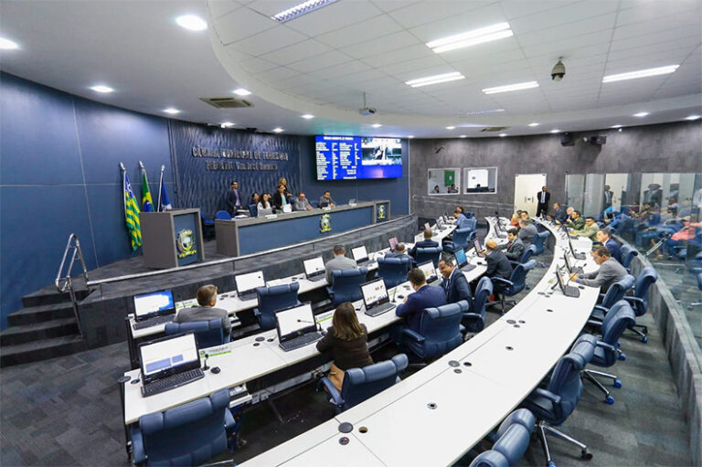 Teresina é a única capital onde salário de vereador supera o do prefeito Teresina é a única capital onde salário de vereador supera o do prefeito
