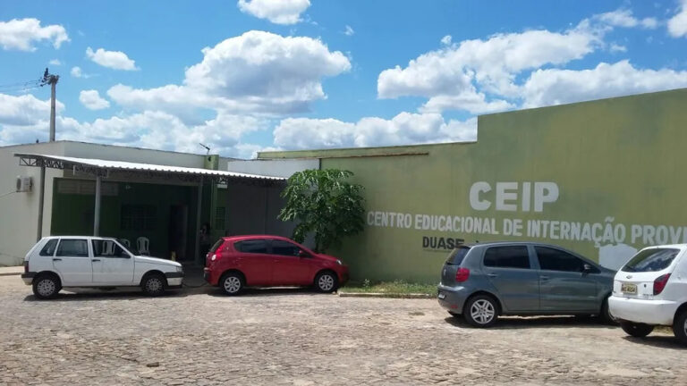 Adolescente foge pela porta da frente de Centro de Internação Provisória em Teresina Adolescente foge pela porta da frente de Centro de Internação Provisória em Teresina