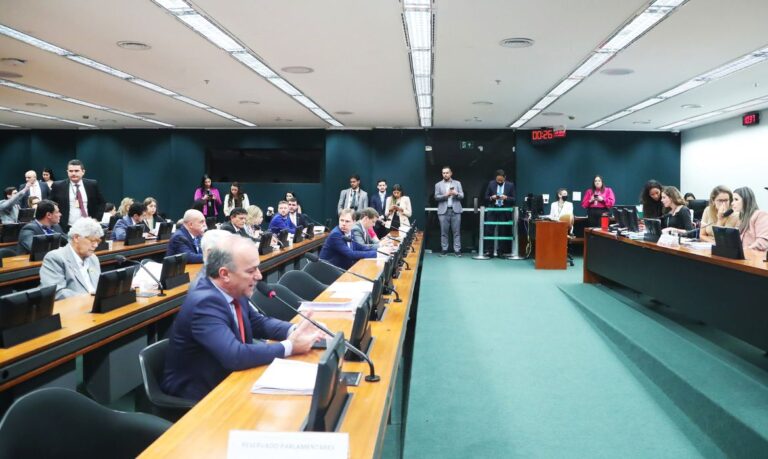 CCJ da Câmara aprova projeto que proíbe decisões individuais no STF CCJ da Câmara aprova projeto que proíbe decisões individuais no STF