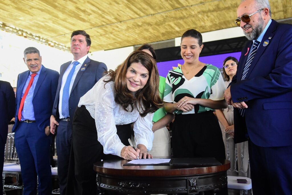 Raquel Lyra anuncia obra da Adutora de Negreiros para o Araripe após pedido de Socorro Pimentel