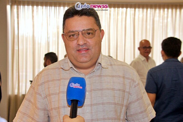 Prefeito Dr. Corinto concede abono salarial para profissionais da educação em Marcolândia e injeta R$ 1,6 milhão na economia local Prefeito Dr. Corinto concede abono salarial para profissionais da educação em Marcolândia e injeta R$ 1,6 milhão na economia local