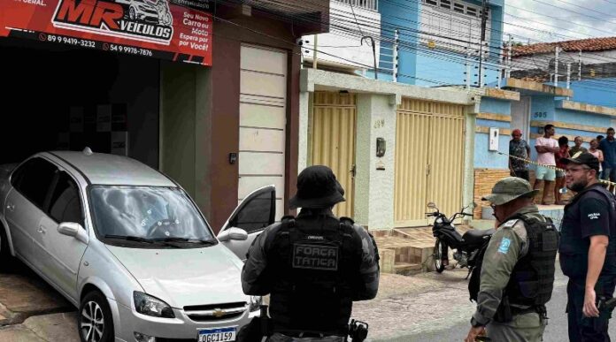 Empresário é assassinado a tiros dentro de carro em Picos Empresário é assassinado a tiros dentro de carro em Picos - Foto: Picos 40 Graus