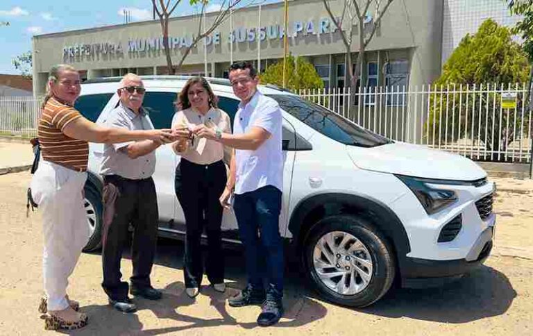 Prefeito Naerton Moura entrega veículo 0 KM e fortalece frota da Educação Prefeito Naerton Moura entrega veículo 0 KM e fortalece frota da Educação