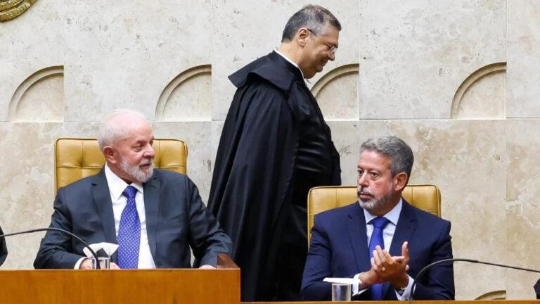 Lira convoca reunião com deputados após Flávio Dino suspender emendas Lira convoca reunião com deputados após Flávio Dino suspender emendas