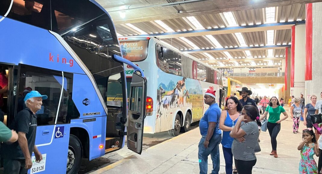 passageiros na Rodoviária - coroviária de cuiabá