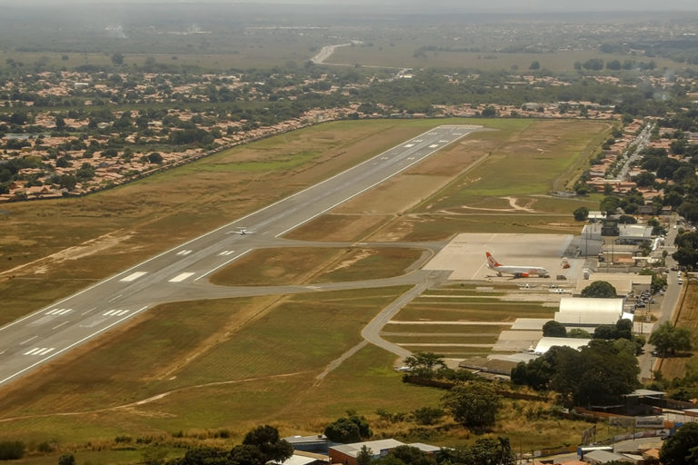 Aeroporto de Teresina tem atraso e cancelamento de voos por conta de buraco na pista Aeroporto de Teresina tem atraso e cancelamento de voos por conta de buraco na pista