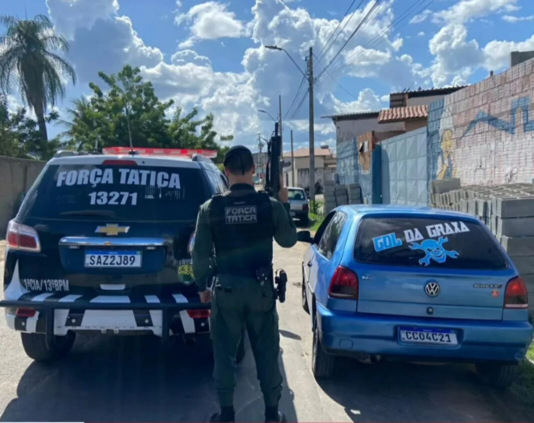 Carro roubado usado para assaltos é encontrado abandonado em rodovia em Alegrete do PI