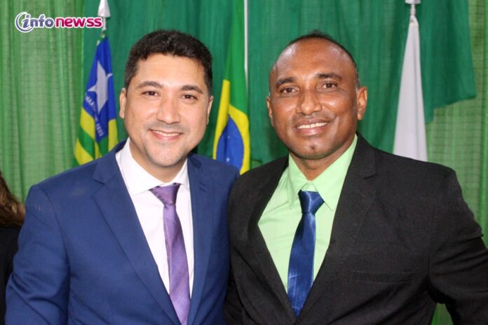 IMG_1308Dr. Wilton Coutinho é empossado prefeito de Massapê do Piauí ao lado do vice-prefeito Filô Barros -