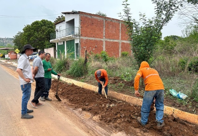 Prefeito Adonaldo acompanha operação tapa-buraco na PI-375 em Santana do Piauí