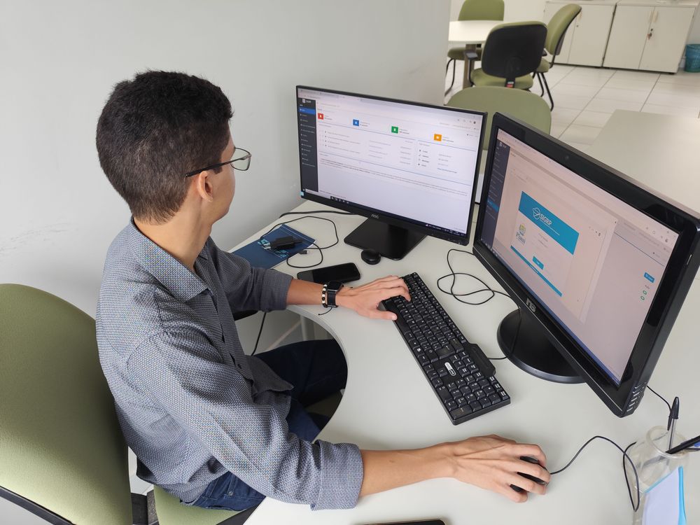 Tecnologias transformam o controle interno do Piauí - Homem trabalhando em frente ao computador - homem no computador