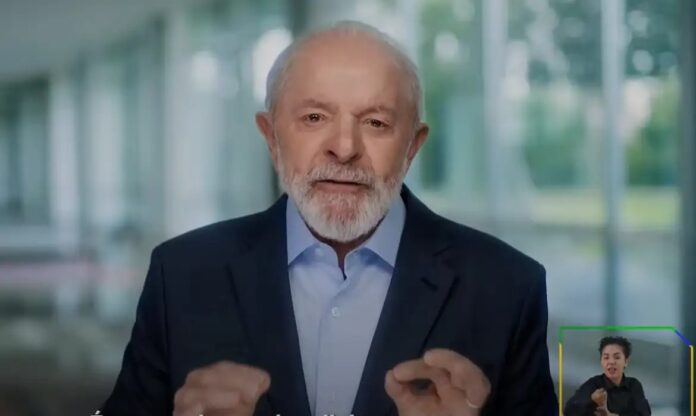 Em meio à baixa popularidade, Lula destaca Pé-de-Meia e Farmácia Popular em fala na TV