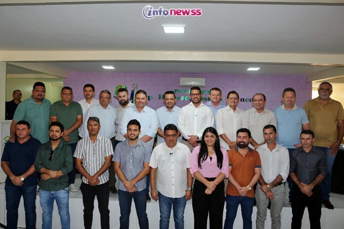 IMG_1726Dr. Corinto, de Marcolândia, e Filipe Gonçalves, de Caldeirão, são eleitos presidente e vice da AMVI