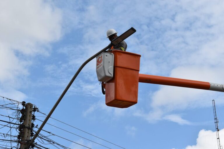 Picos adota luminárias de LED para substituir iluminação antiga Picos adota luminárias de LED para substituir iluminação antiga
