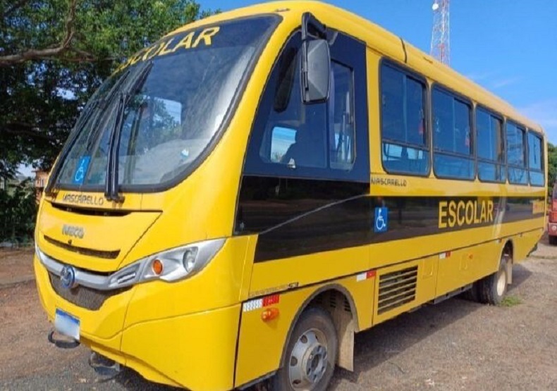 PRF flagra ônibus escolar do Ceará sendo utilizado no transporte de passageiros em Picos