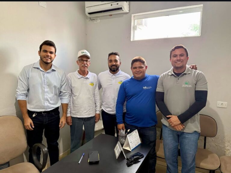 Prefeito de Caldeirão Grande Filipe Gonçalves participa de reunião para ampliação do Programa Água Doce Prefeito de Caldeirão Grande Filipe Gonçalves participa de reunião para ampliação do Programa Água Doce