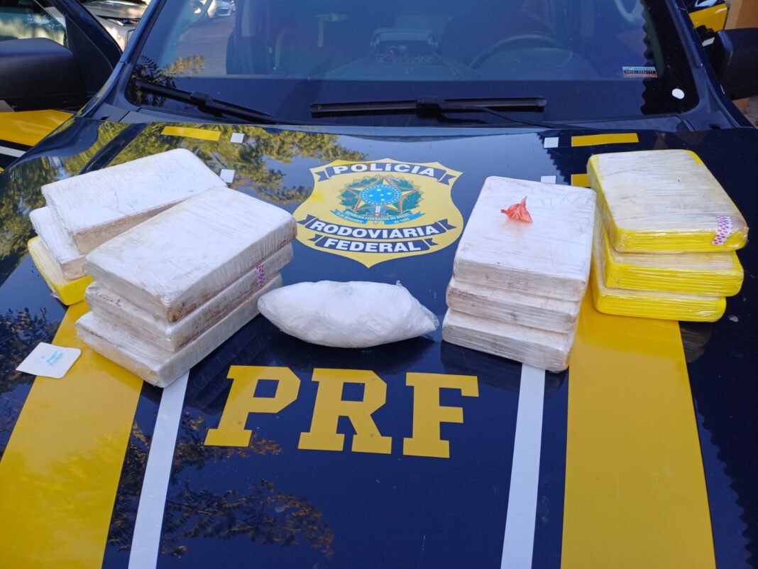 Casal é detido com 12,6 kg de cocaína escondida em painel de carro na BR 428 em Petrolina