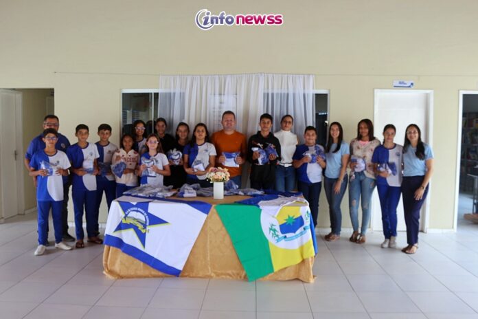 IMG_3533Prefeitura de Francisco Macedo mantém tradição e entrega fardamento gratuito a todos os alunos da rede municipal