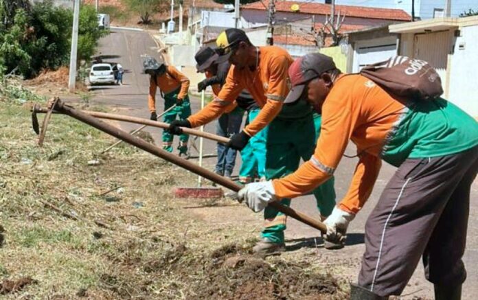 1Prefeitura de Picos realiza mutirão de limpeza em vários Bairros
