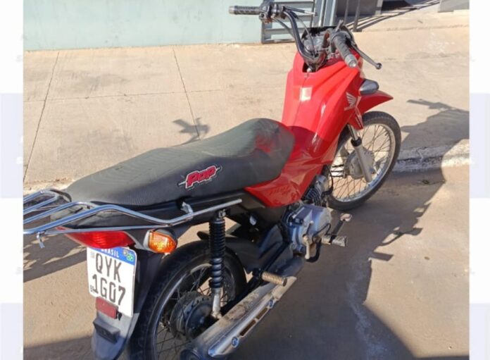 Adolescente é flagrado empinando moto em avenida de Trindade e conduzido à delegacia pela PM