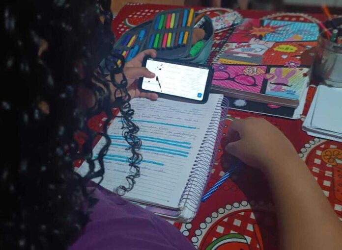 Aluno estudando no celular - aluna estudandno no celular - Alunos do Piauí seguem estudando nas férias com ajuda do Canal Educação