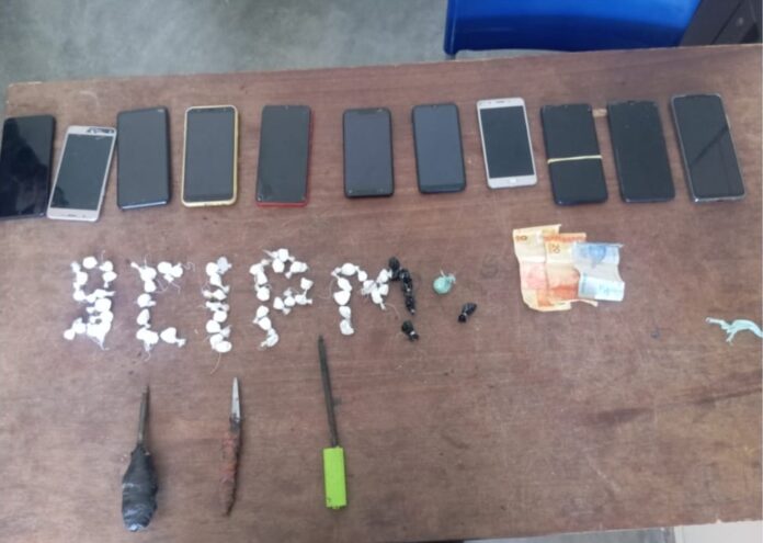 Cocaína, celulares e armas artesanais são apreendidos em cela da cadeia de Araripina