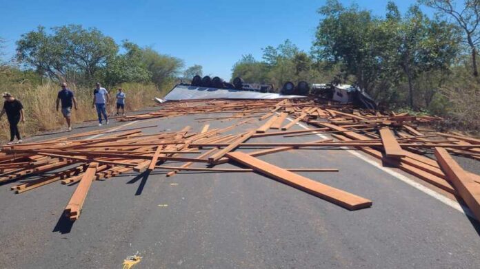 Colisão entre carro e carreta deixa feridos em Valença do Piauí