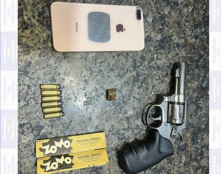 Homem é detido com arma e droga na Vila Serrânea I em Araripina Homem é detido com arma e droga na Vila Serrânea I em Araripina