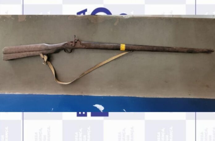 Homem foge ao ser flagrado com espingarda artesanal na Serra do Jardim em Araripina