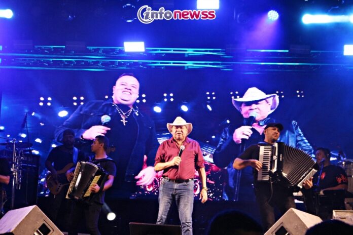 IMG_2648Shows com Gleyson Sanfoneiro, Brasas do Forró e Guilherme Ferri reúnem multidão no aniversário de 71 anos de Simões -