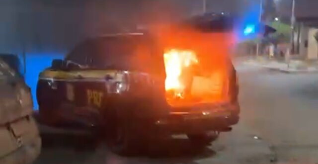 PRF salva homem que tentou se incendiar dentro de viatura em Ouricuri-PE PRF salva homem que tentou se incendiar dentro de viatura em Ouricuri-PE