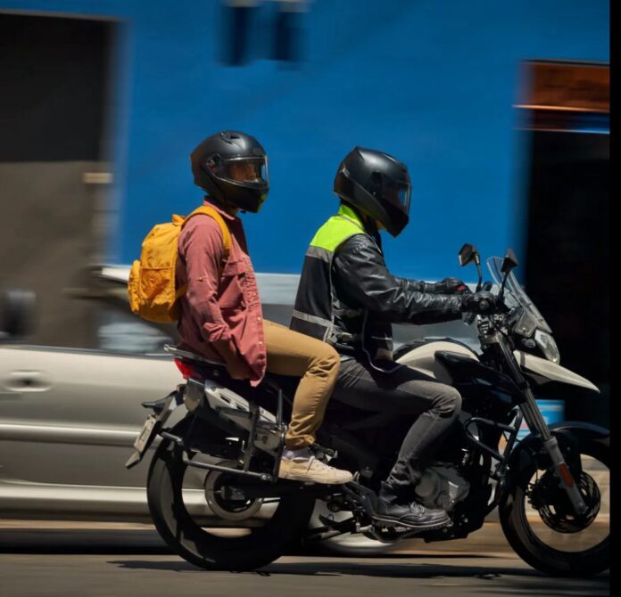 Mototaxi - mototaxista - capacete - motociclista