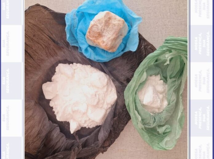 PM apreende drogas após fuga de suspeitos em casa abandonada no distrito de Serrolândia em Ipubi