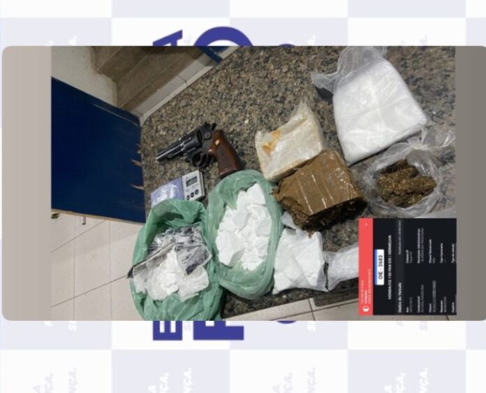 PM apreende drogas, arma de fogo e motocicleta roubada durante ação no distrito de Vila Serrânea em Araripina
