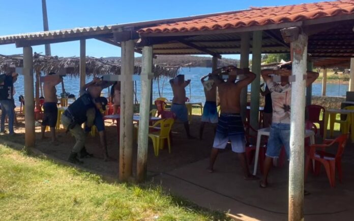 PM conduz dois homens por desobediência após ocorrência na Barragem de Bocaina